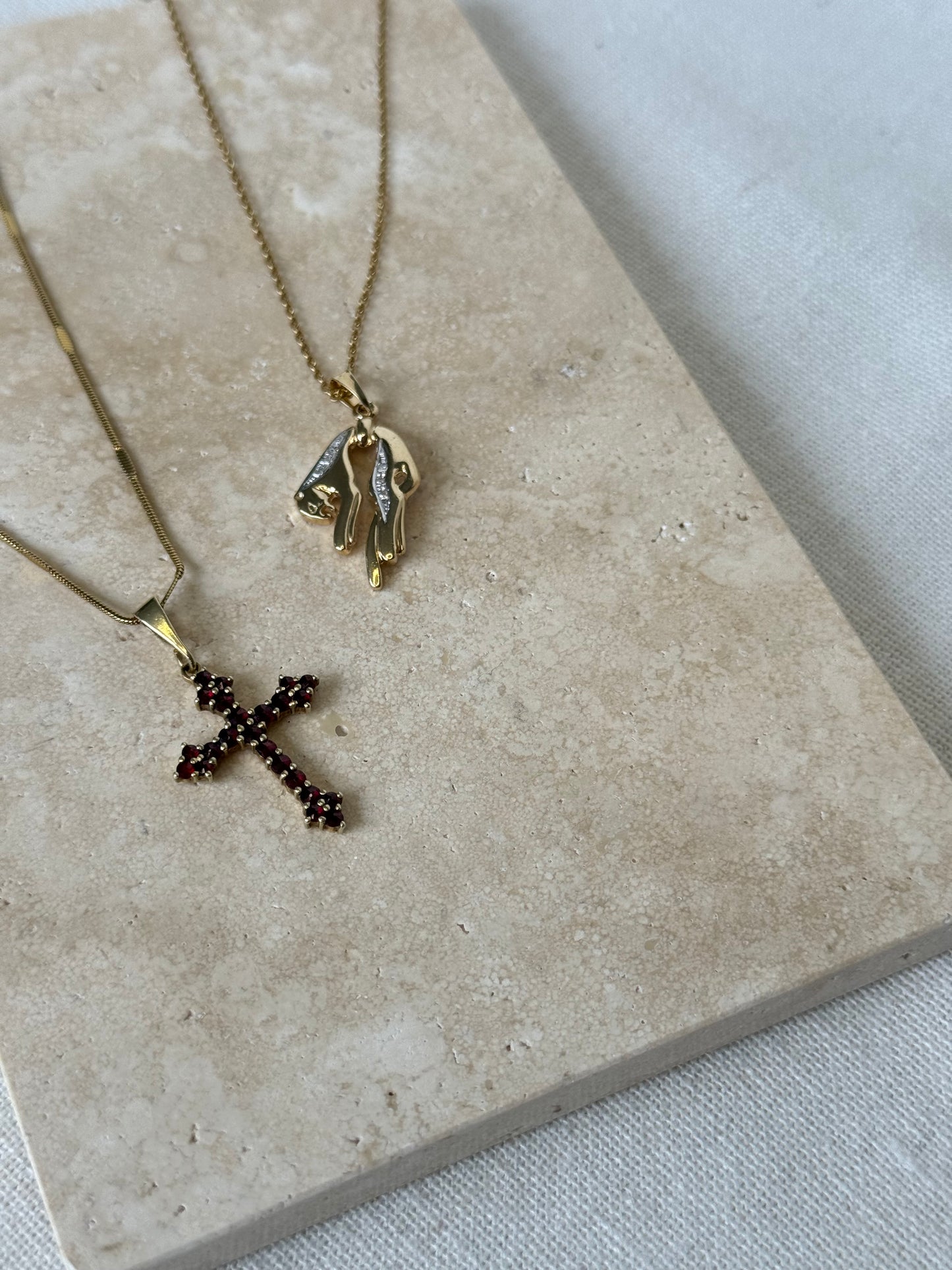 AURORA | 14k cross bedel met Granaat