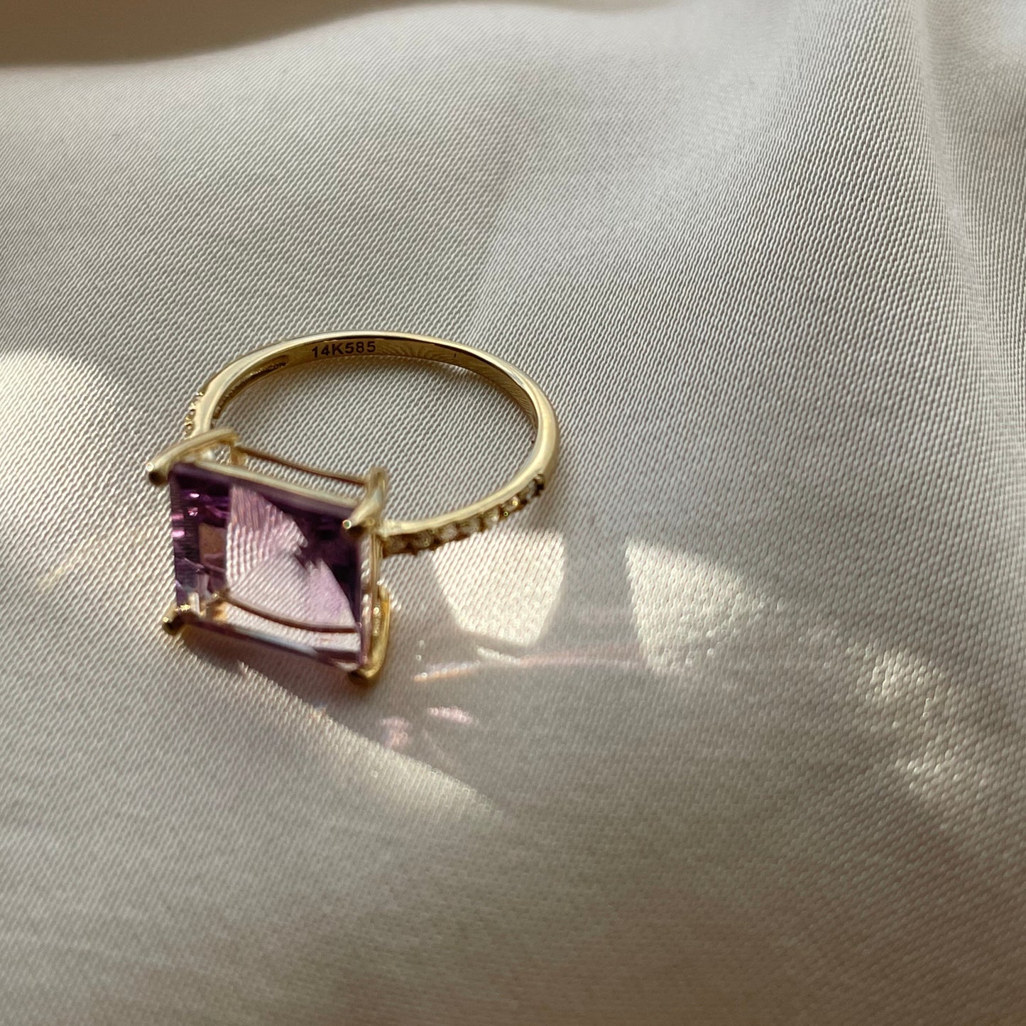 14K gouden pre-loved ring met een grote amethist omringd met 14 diamanten