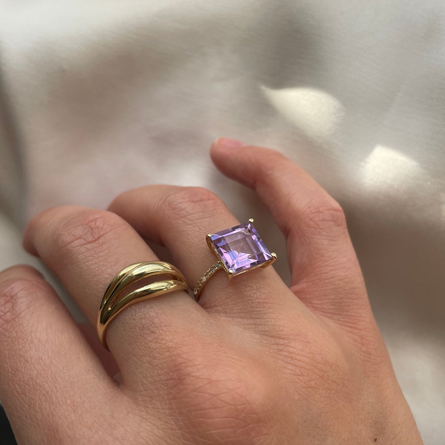 14K gouden pre-loved ring met een grote amethist omringd met 14 diamanten