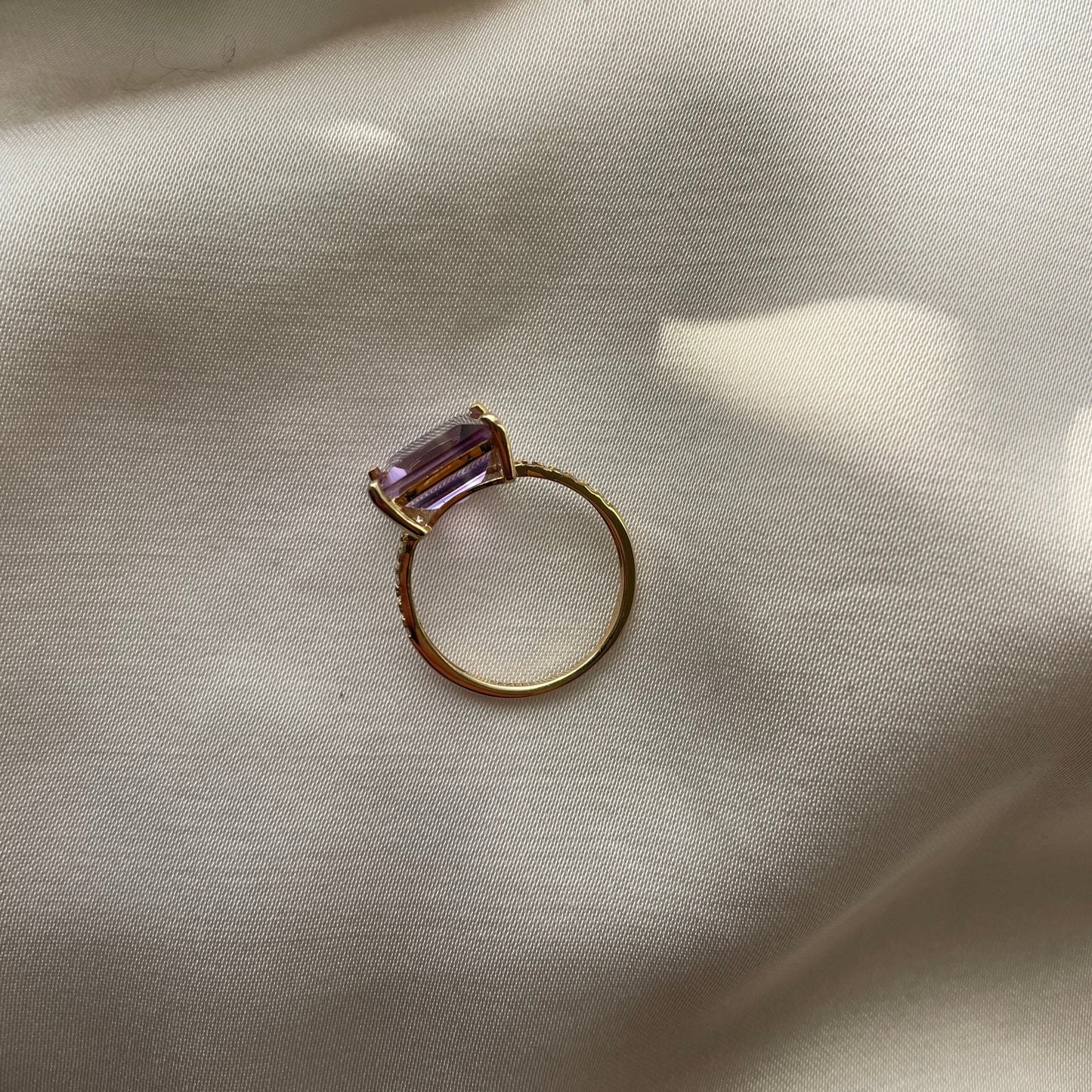 14K gouden pre-loved ring met een grote amethist omringd met 14 diamanten