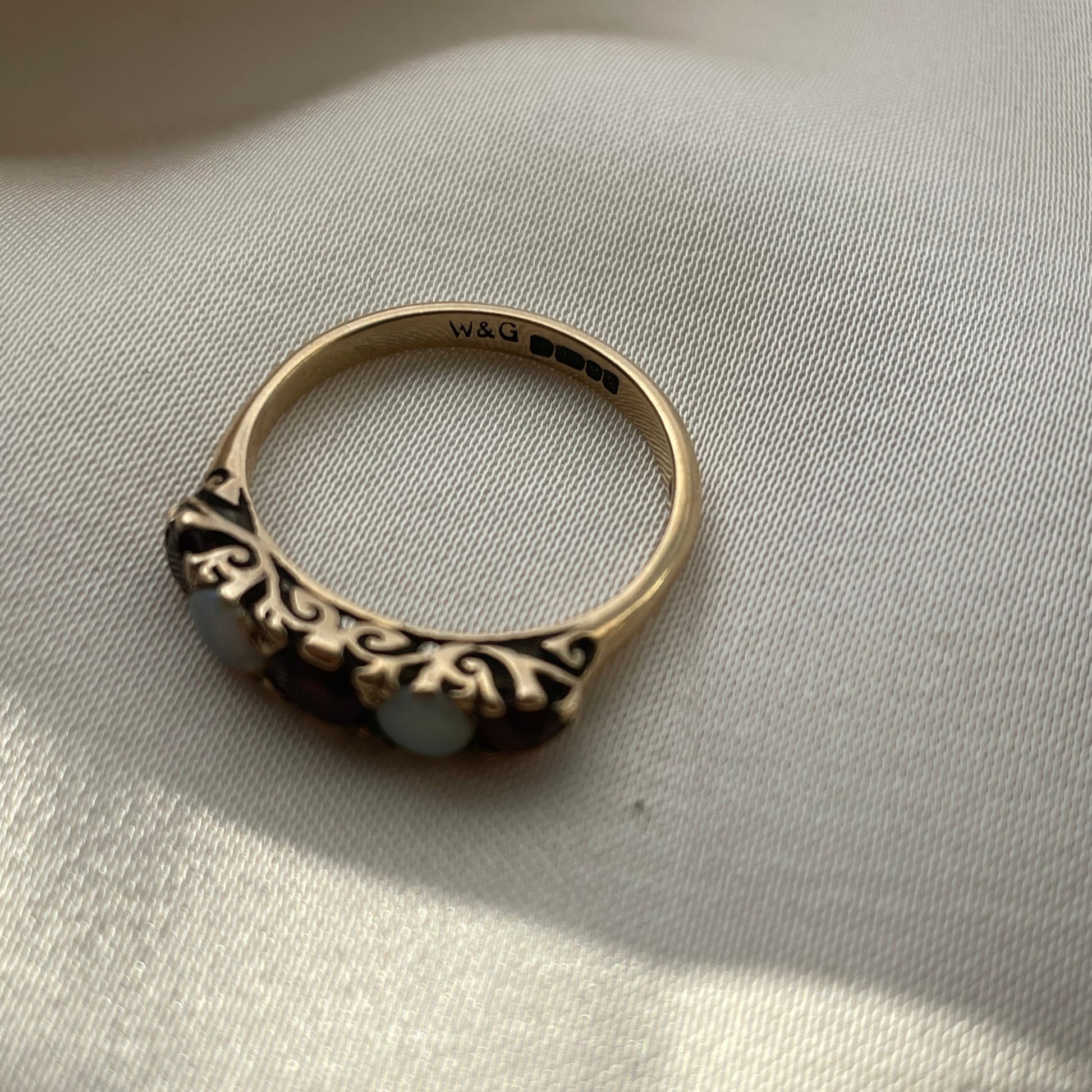 9K gouden vintage ring met twee opaal stenen en drie granaat stenen