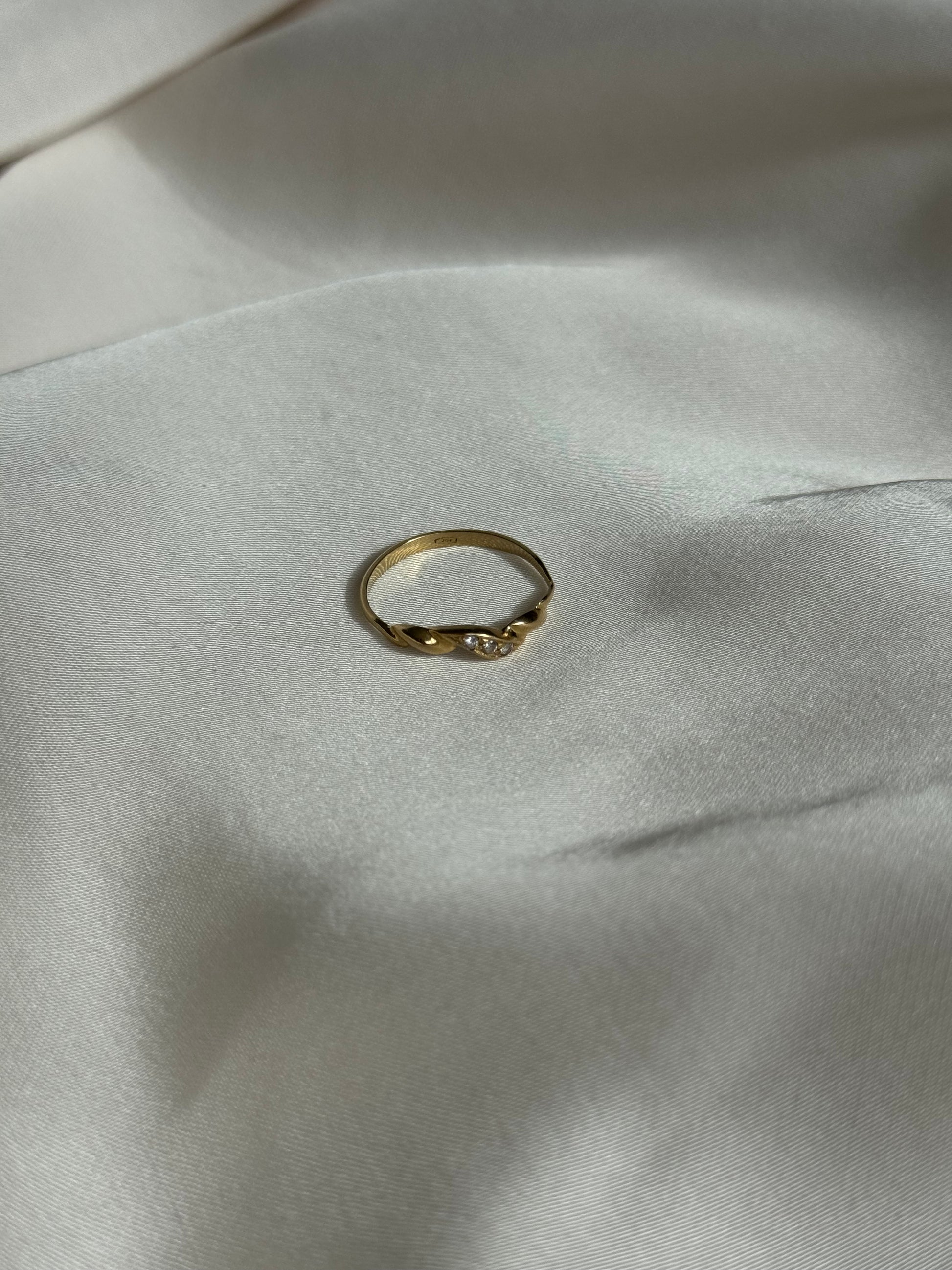 18K pre-loved gouden ring met 3 diamanten