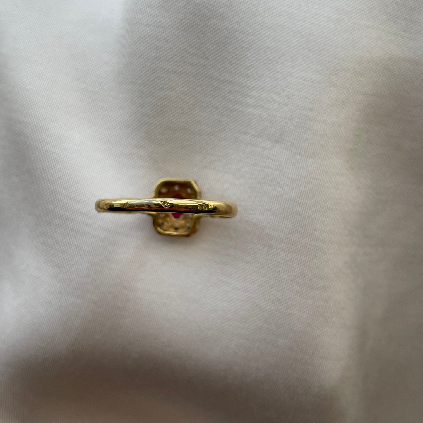 18K gouden vintage ring met een robijn en tien diamanten